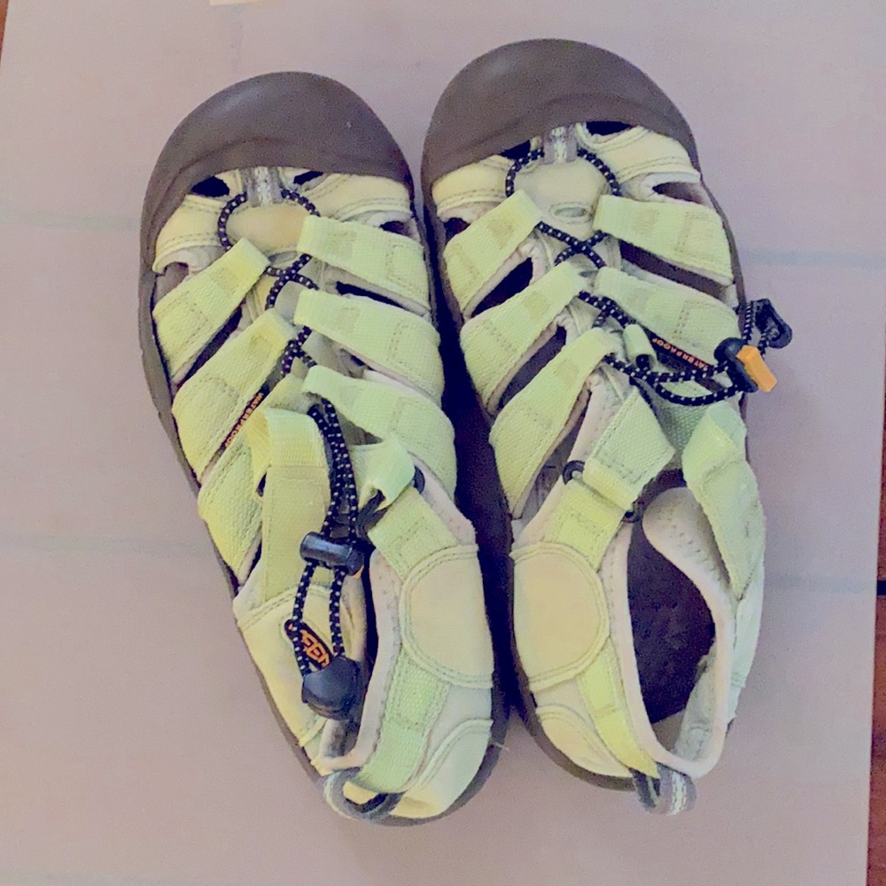 Keen hiking